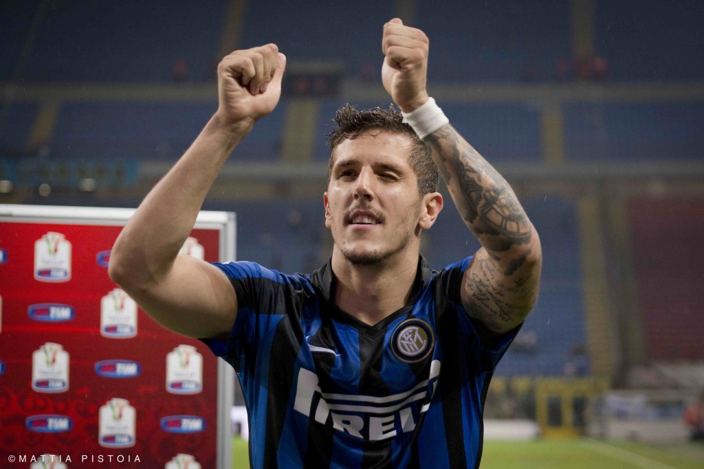 Stevan_Jovetić_sotto_la_Curva_Nord