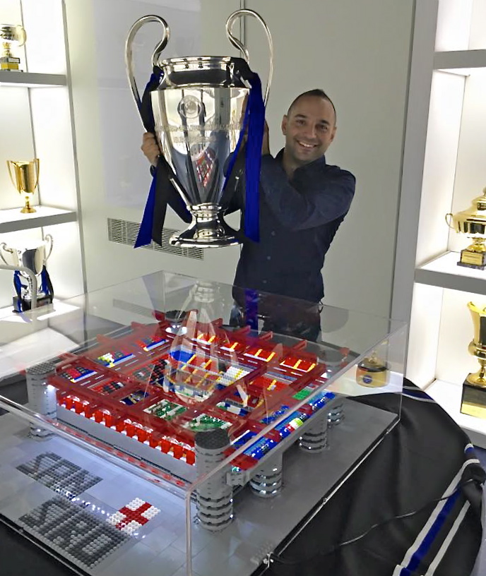 Andrea_Faranna_ con_la Champioms_ dell'Inter_e_ il suo San_Siro_costruito_con_i_LEGO